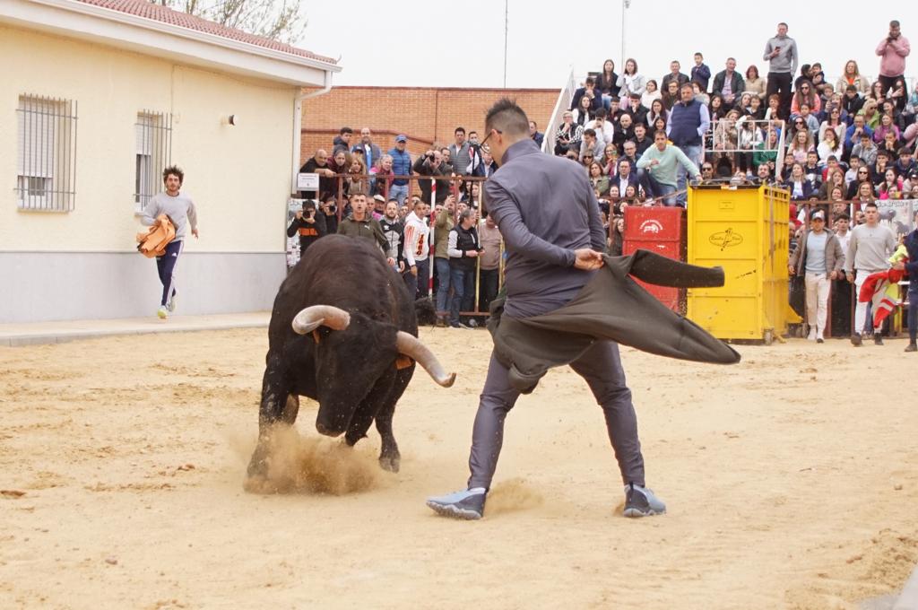 Ambiente y participación durante el 'Toro del Voto' en Villoria, suelta de dos toros del cajón. Foto Juanes (7)