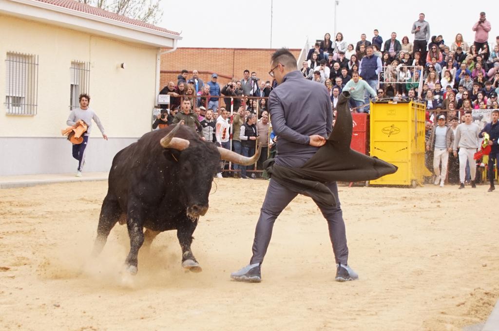 Ambiente y participación durante el 'Toro del Voto' en Villoria, suelta de dos toros del cajón. Foto Juanes (8)