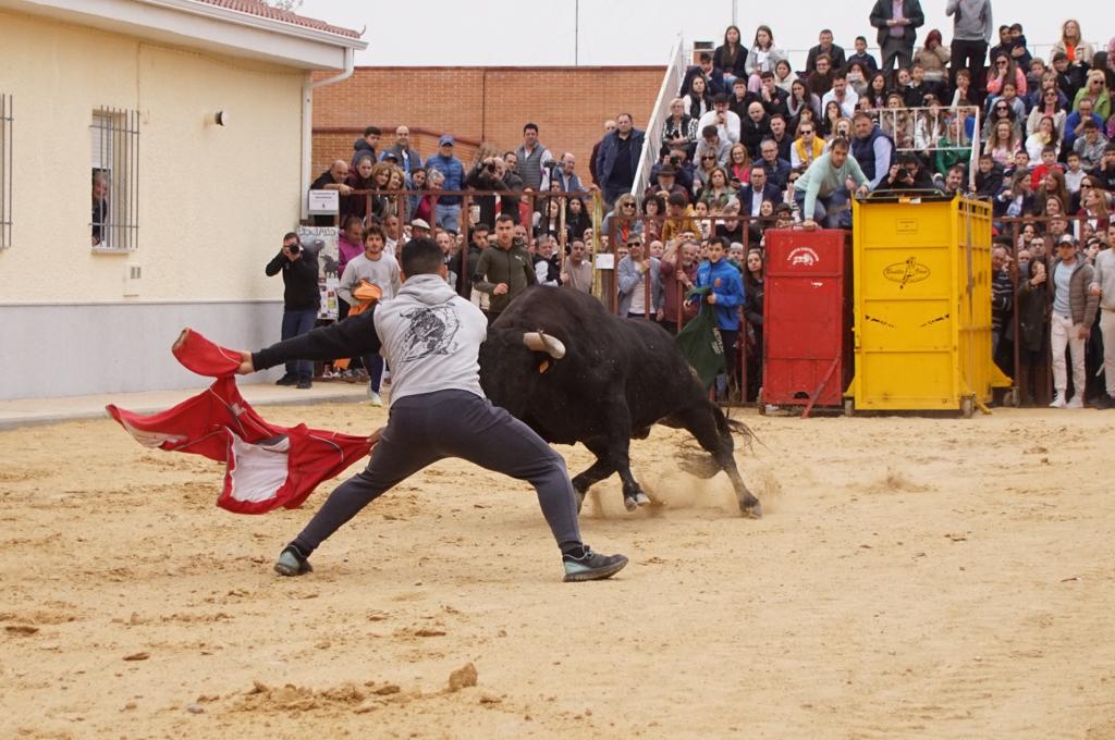 Ambiente y participación durante el 'Toro del Voto' en Villoria, suelta de dos toros del cajón. Foto Juanes (17)