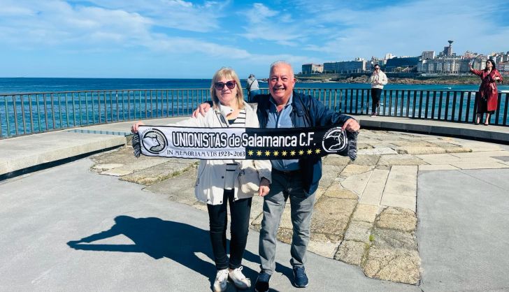 Dos aficionados posan orgullosos con la bufanda de Unionistas por las calles de A Coruña | FOTO SALAMANCA24HORAS.COM