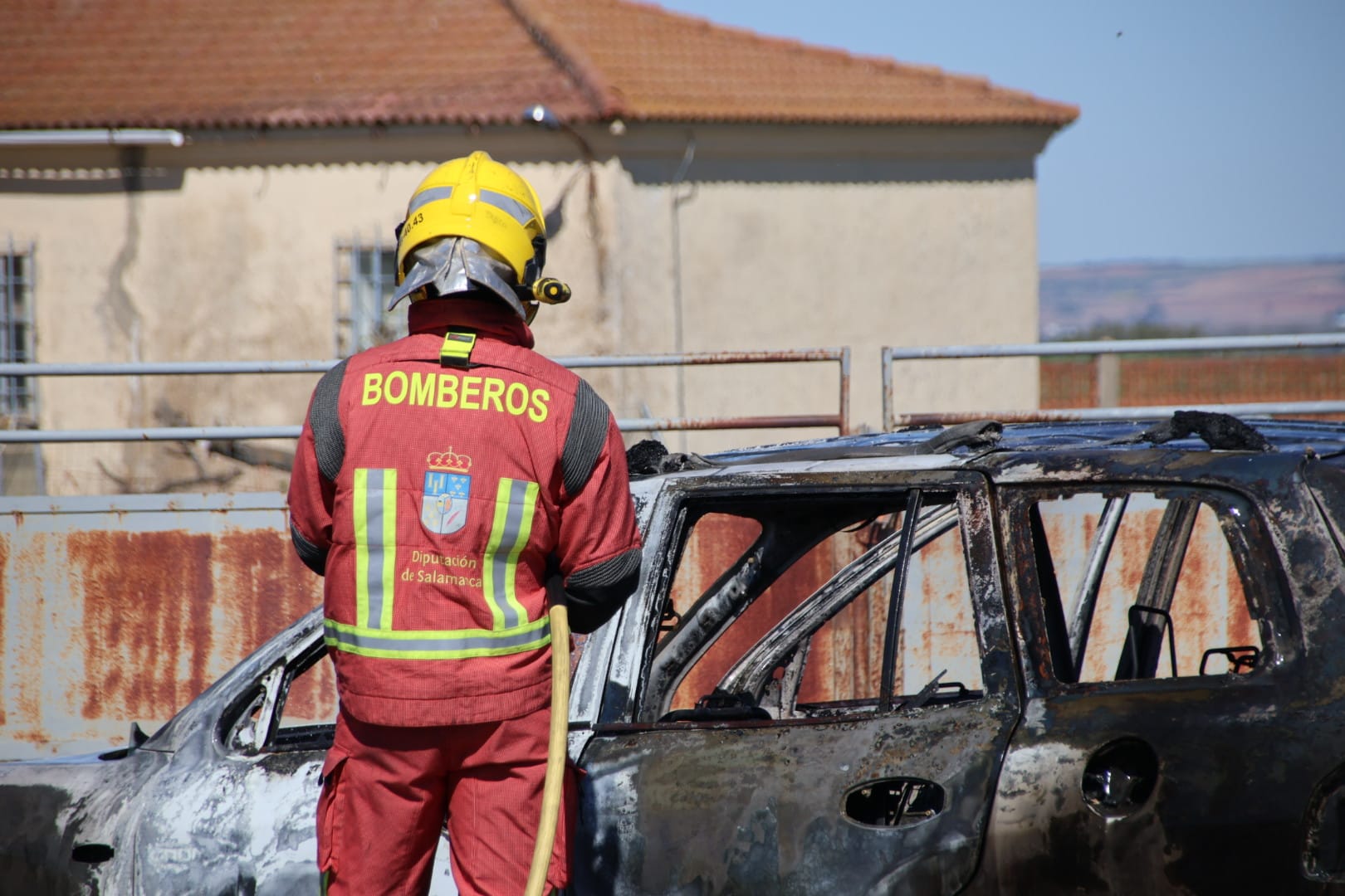 Bomberos de la Diputación de Salamanca y de la Junta extinguen el incendio de un vehículo en la carretera de Alba de Tormes. Foto Andrea M (2)