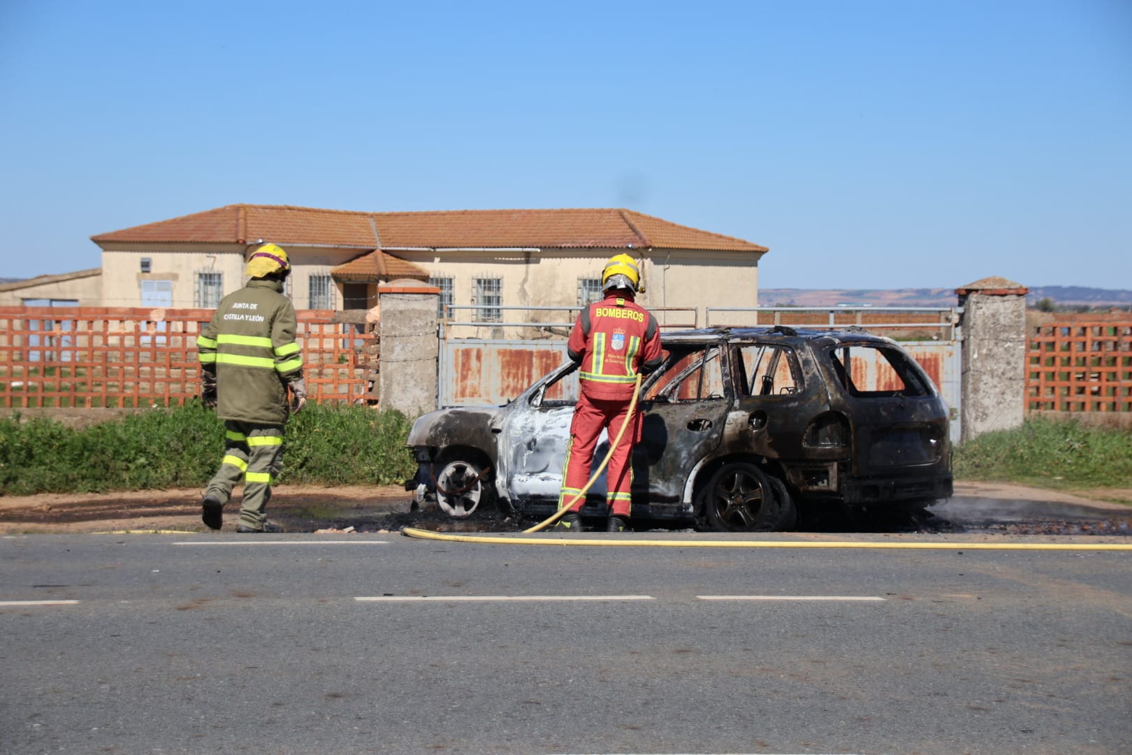 Bomberos de la Diputación de Salamanca y de la Junta extinguen el incendio de un vehículo en la carretera de Alba de Tormes. Foto Andrea M (4)