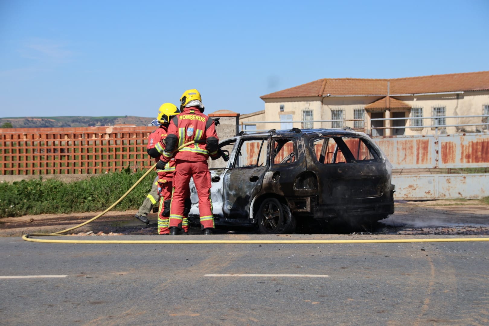 Bomberos de la Diputación de Salamanca y de la Junta extinguen el incendio de un vehículo en la carretera de Alba de Tormes. Foto Andrea M (5)