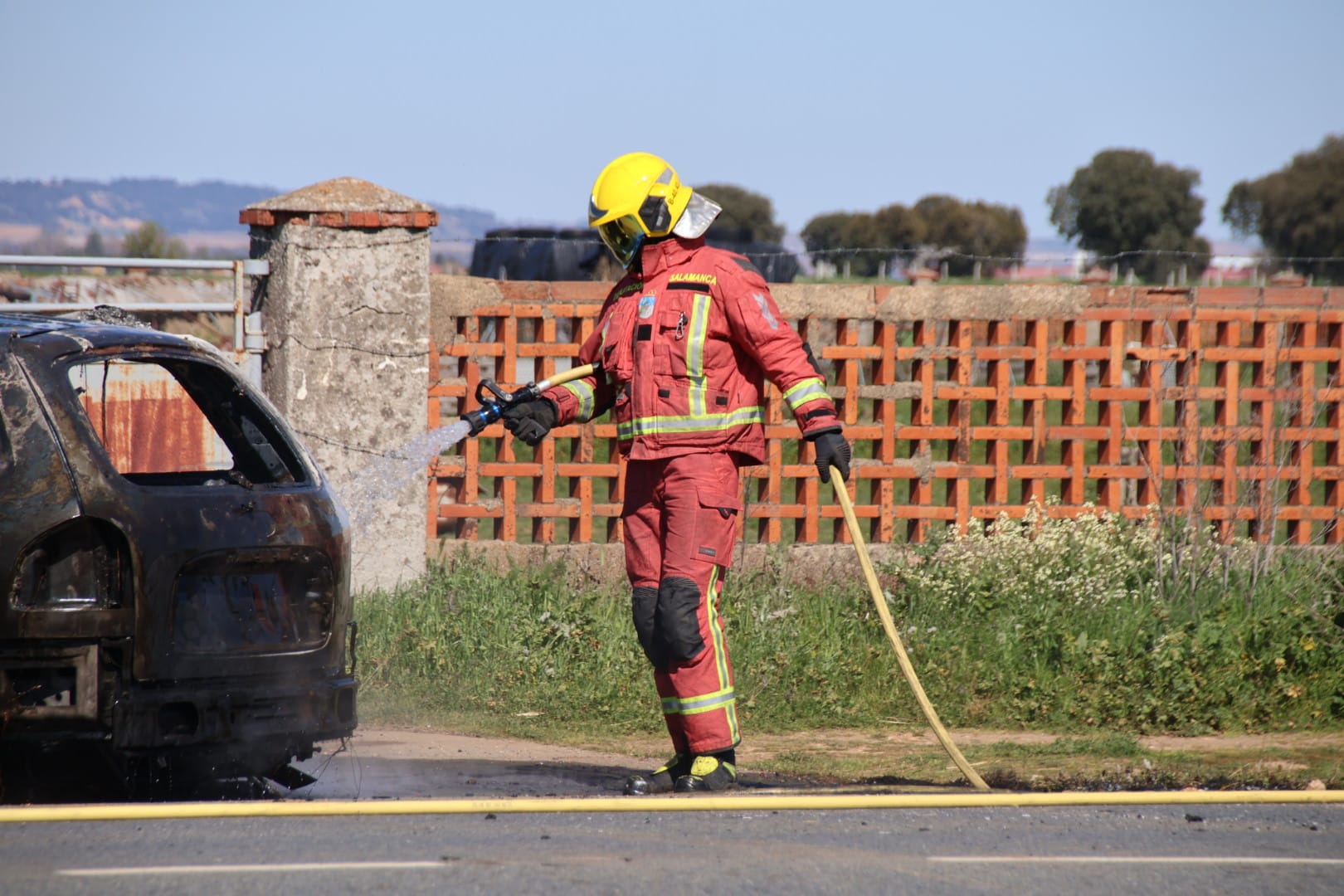 Bomberos de la Diputación de Salamanca y de la Junta extinguen el incendio de un vehículo en la carretera de Alba de Tormes. Foto Andrea M (7)