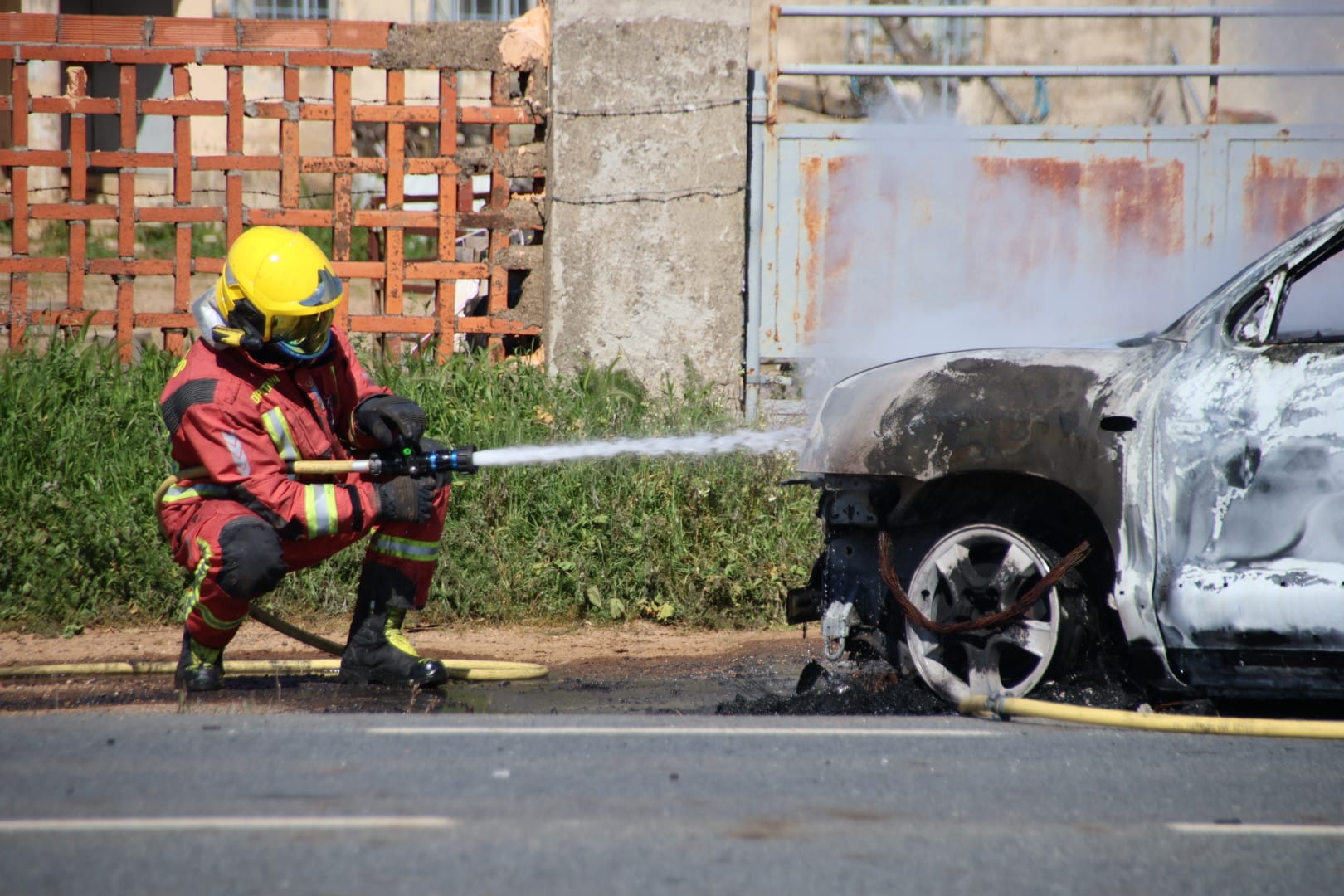 Bomberos de la Diputación de Salamanca y de la Junta extinguen el incendio de un vehículo en la carretera de Alba de Tormes. Foto Andrea M (1)