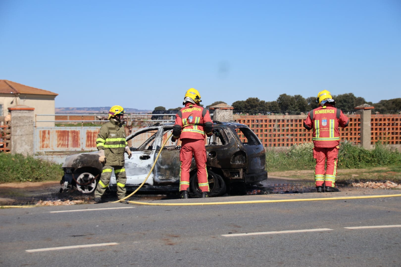 Bomberos de la Diputación de Salamanca y de la Junta extinguen el incendio de un vehículo en la carretera de Alba de Tormes. Foto Andrea M (9)