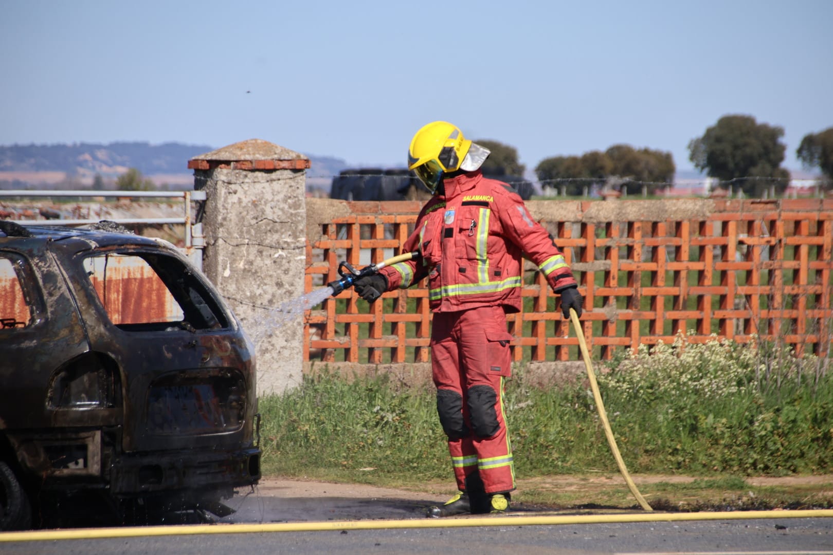 Bomberos de la Diputación de Salamanca y de la Junta extinguen el incendio de un vehículo en la carretera de Alba de Tormes. Foto Andrea M (10)