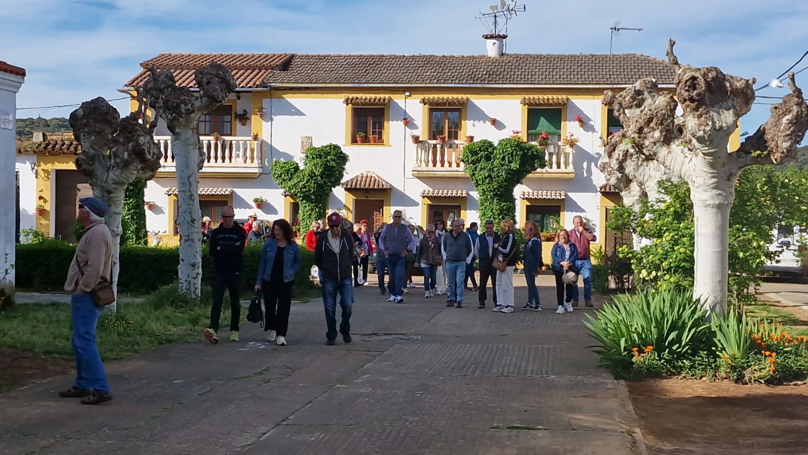 Habitantes de los pueblos de colonización del área de Machacón se encuentran hoy de visita a los núcleos de Águeda, Sanjuanejo, Ivanrey, arrabal de San Sebastián y Conejera