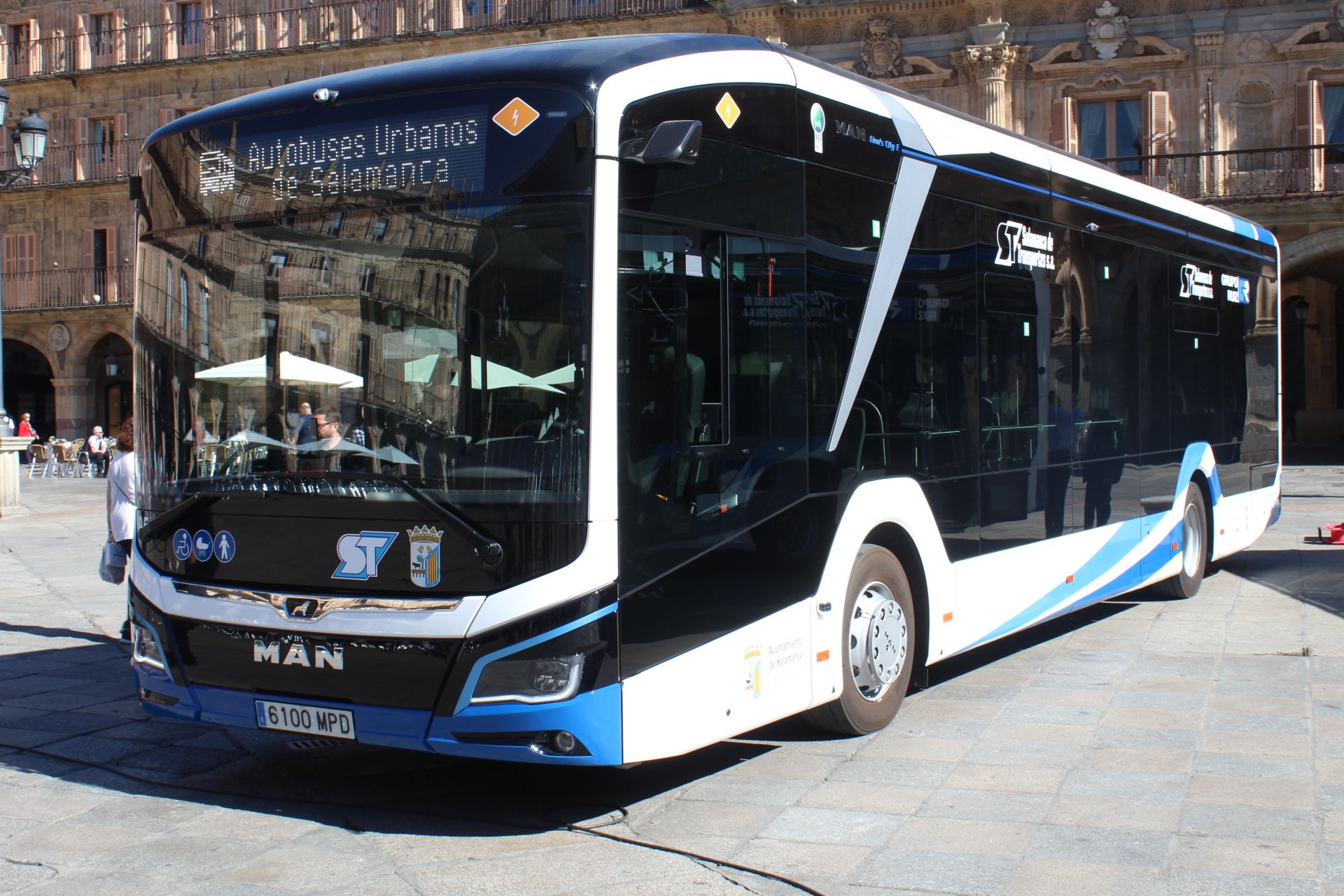 Presentación de los nuevos vehículos eléctricos del servicio municipal de transporte urbano por autobús.