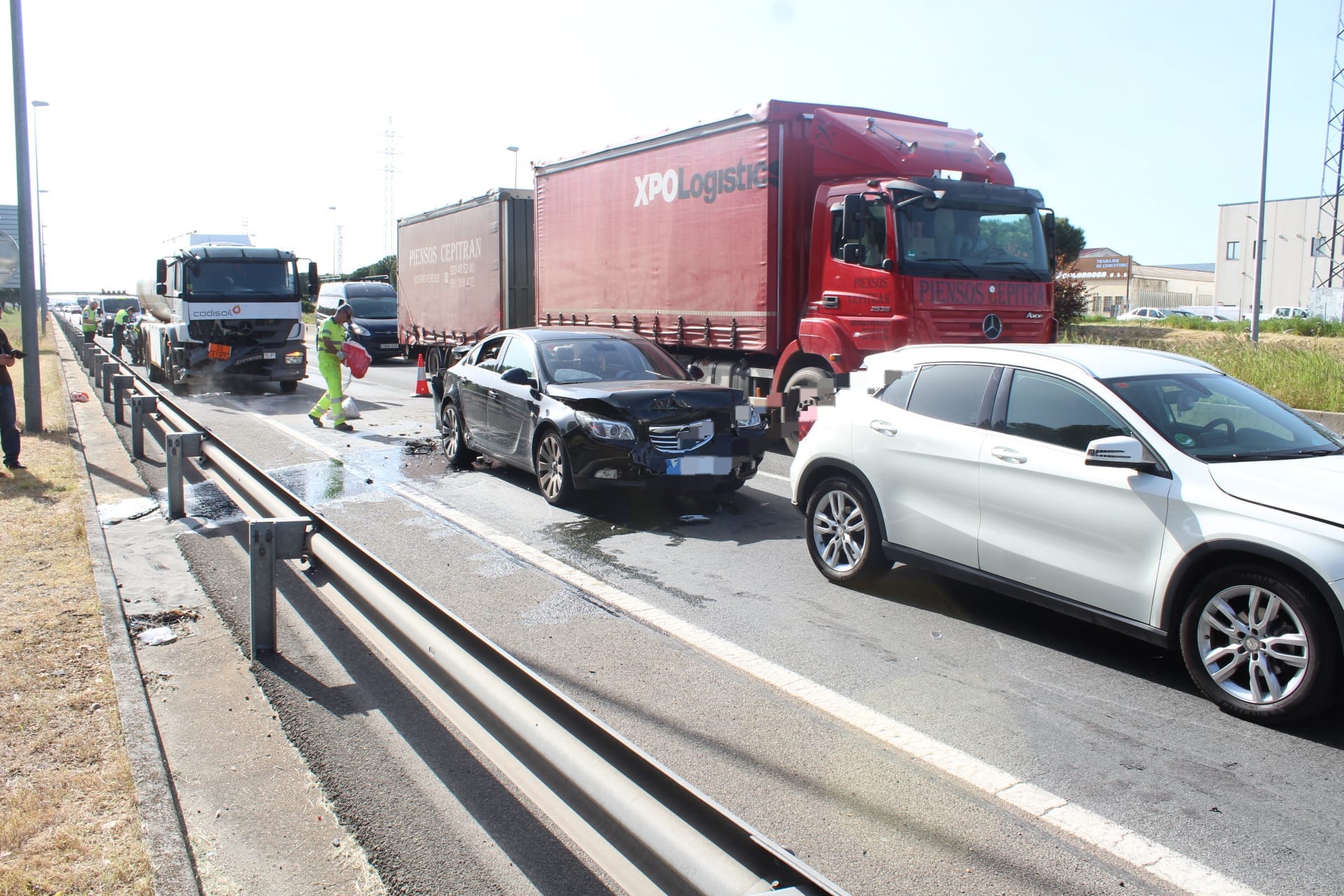 Tres vehículos implicados en un accidente en Carbajosa de la Sagrada. Fotos Carlos H. G