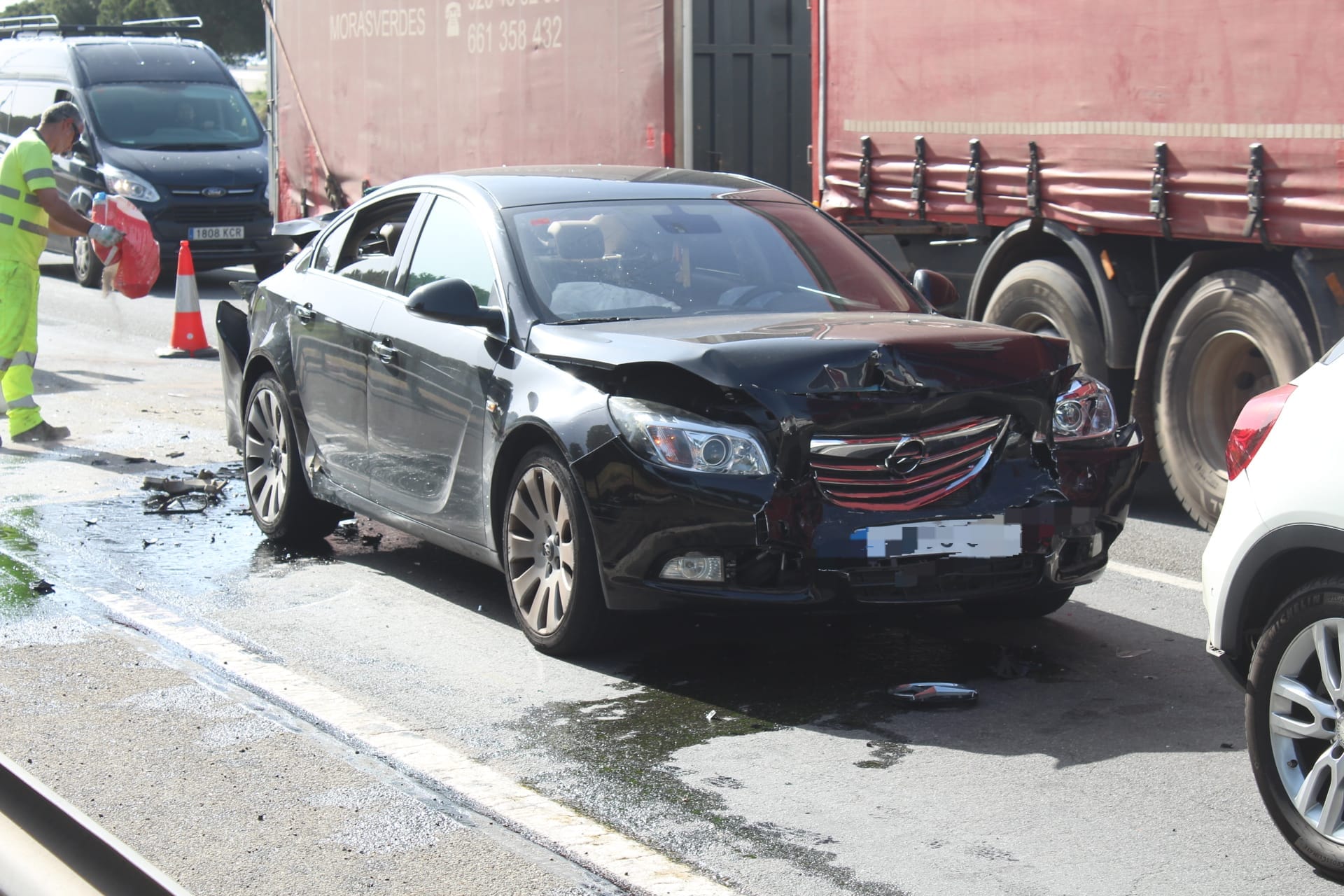 Tres vehículos implicados en un accidente en Carbajosa de la Sagrada. Fotos Carlos H. G
