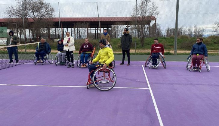 Deportistas de tenis en silla de ruedas de la escuela BeTennis Salamanca