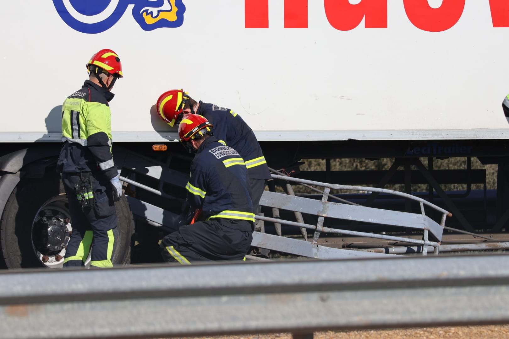 GALERÍA | Un accidente mortal en El Cubo de Tierra del Vino moviliza a los bomberos de la Diputación de Salamanca. Fotos Andrea M.