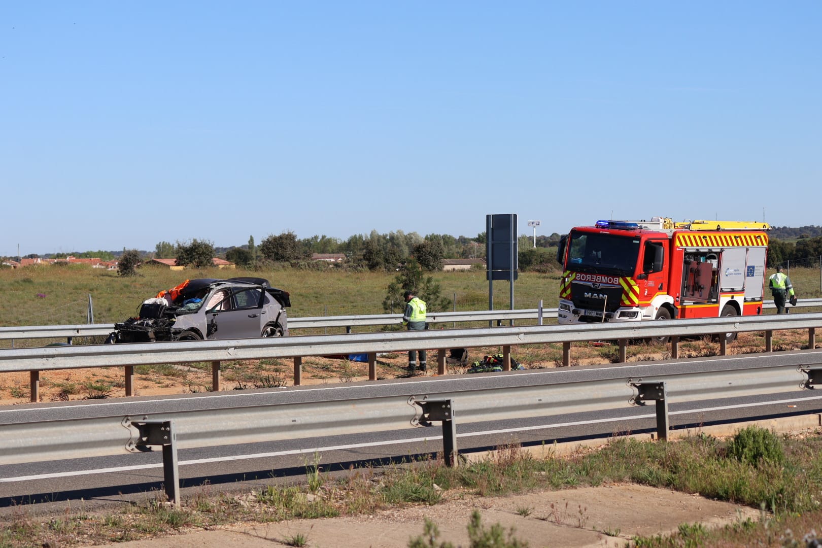 GALERÍA | Un accidente mortal en El Cubo de Tierra del Vino moviliza a los bomberos de la Diputación de Salamanca. Fotos Andrea M.