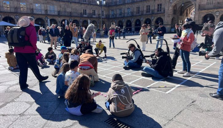 Rodaje de 'La caravana educativa' en la Plaza Mayor de Salamanca 