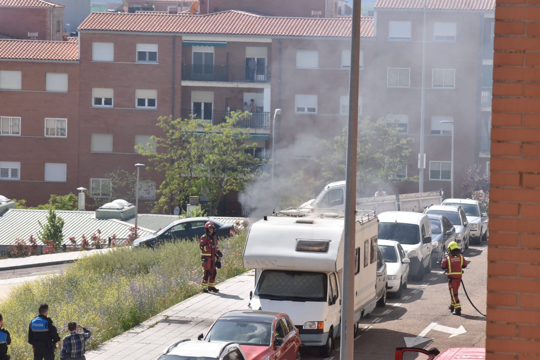 Una caravana se incendia en la calle Escribanos. Foto Jose Luis Cotobal (3)