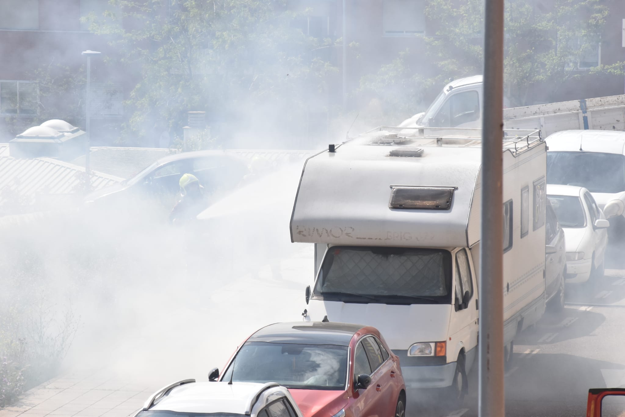 Una caravana se incendia en la calle Escribanos. Foto Jose Luis Cotobal (4)