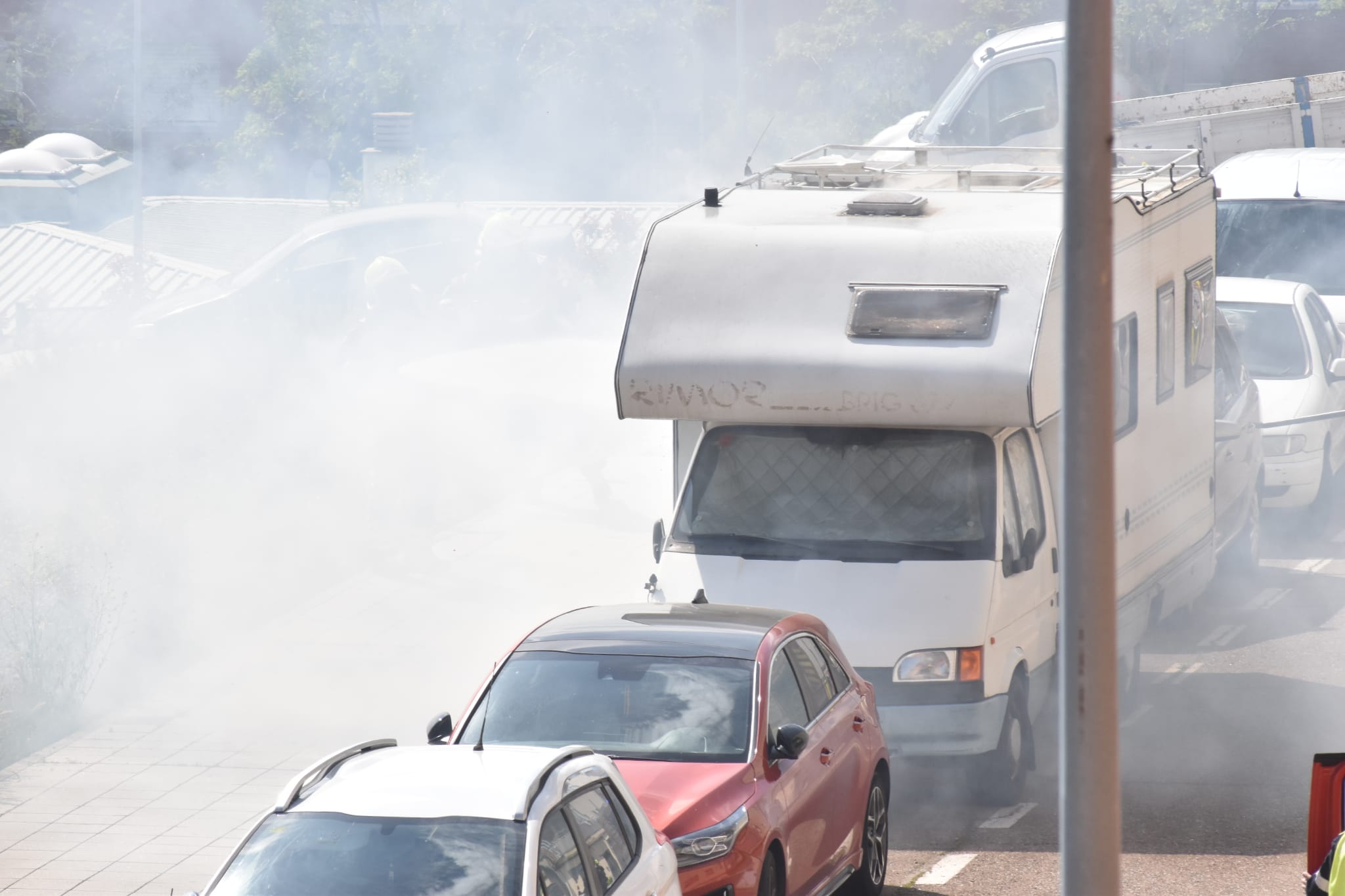Una caravana se incendia en la calle Escribanos. Foto Jose Luis Cotobal (5)