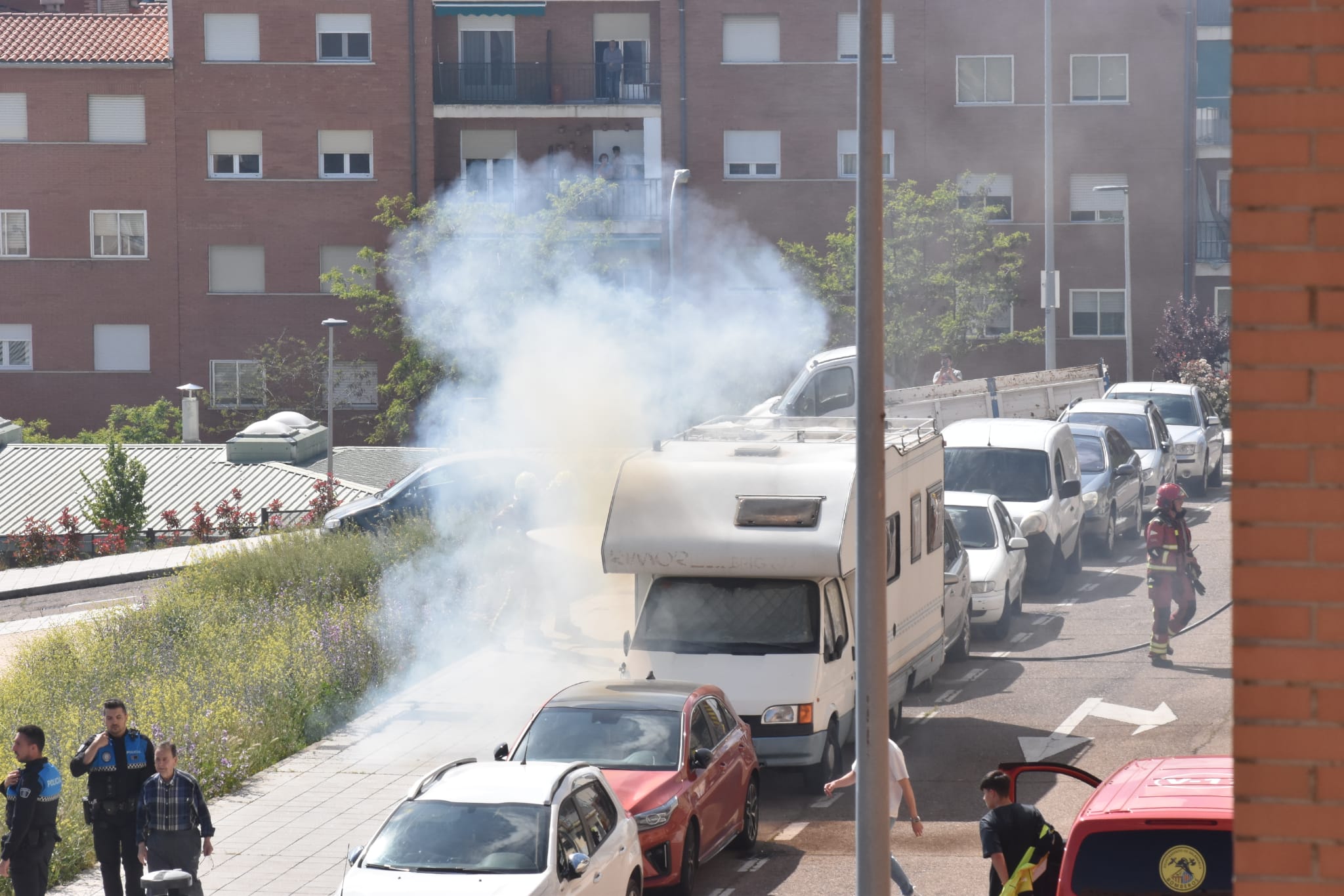 Una caravana se incendia en la calle Escribanos. Foto Jose Luis Cotobal (6)