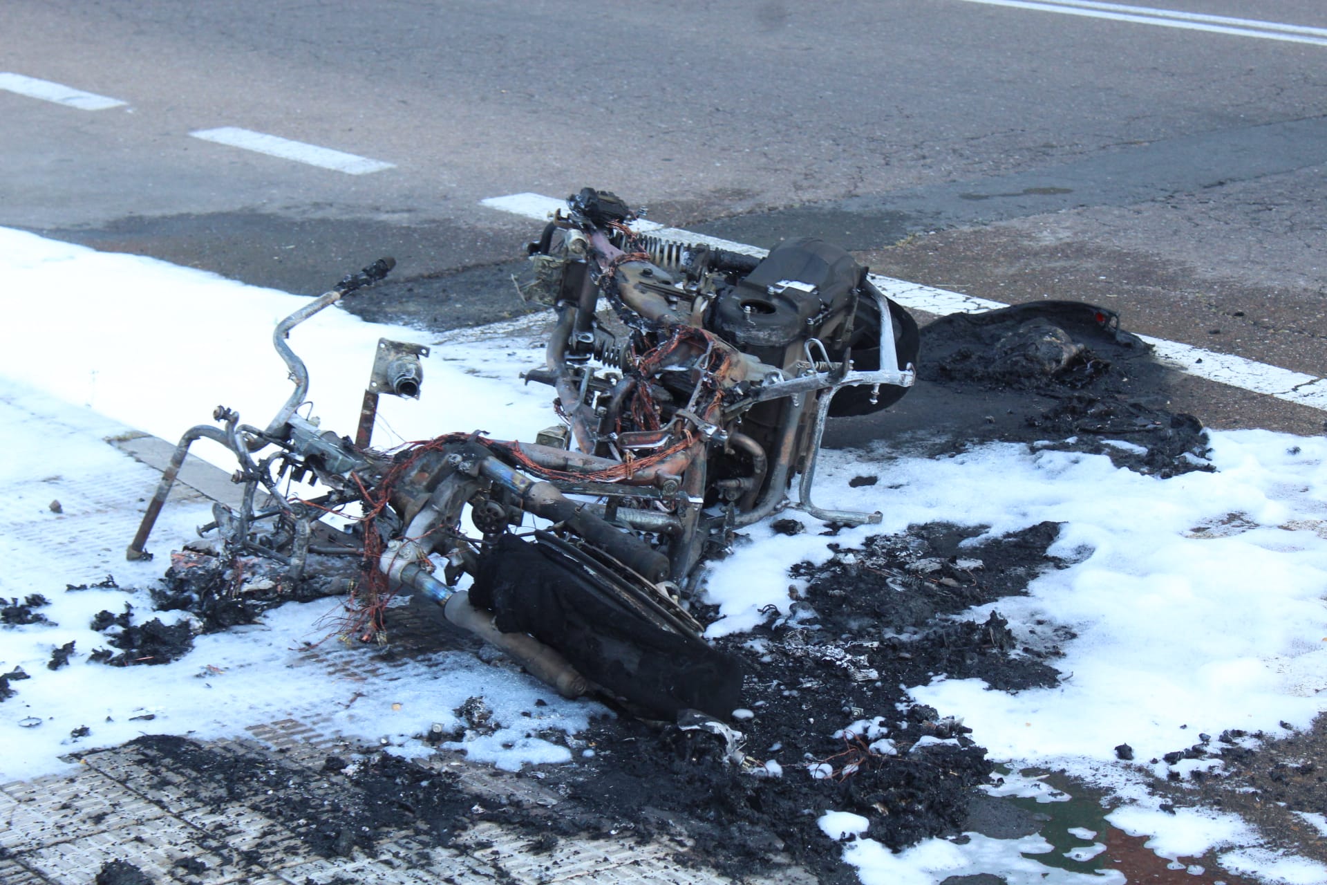 Una moto se incendia en la avenida Hilario Goyenechea. Foto Carlos H (6)