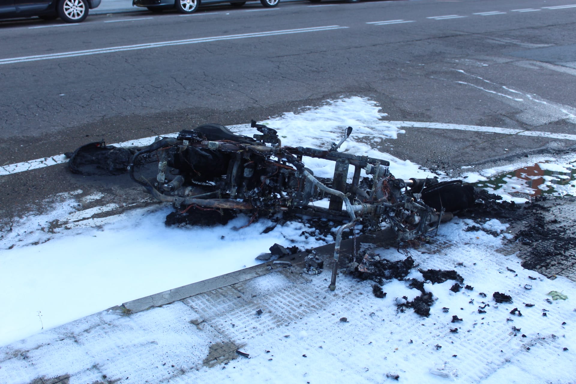 Una moto se incendia en la avenida Hilario Goyenechea. Foto Carlos H (3)