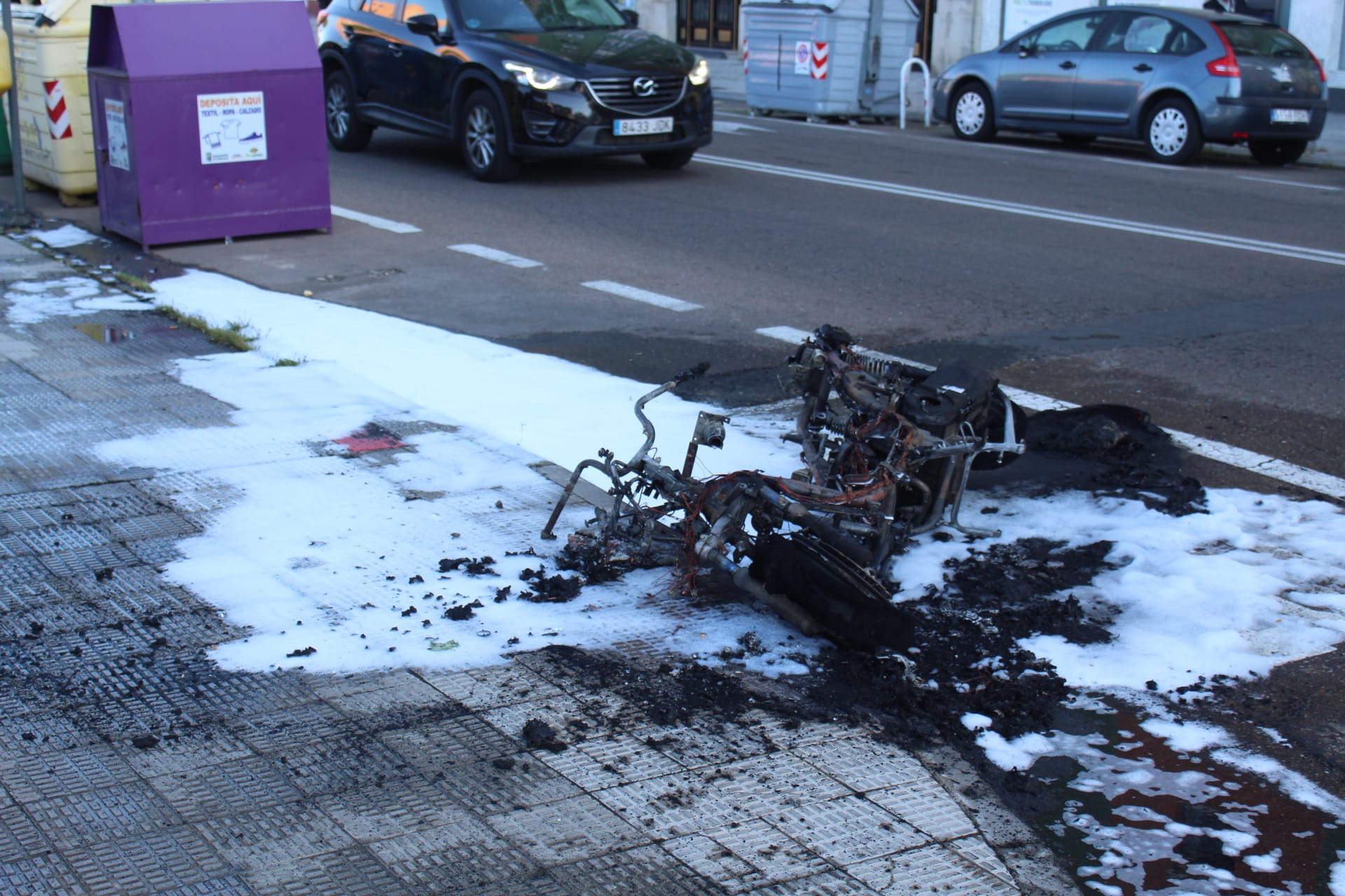 Una moto se incendia en la avenida Hilario Goyenechea. Foto Carlos H (4)
