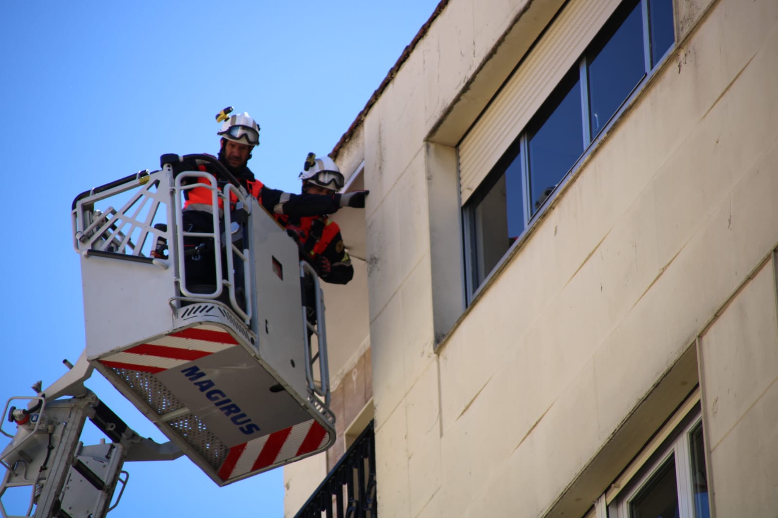 Los bomberos actúan por el desprendimiento de fachada en la calle Álvaro Gil