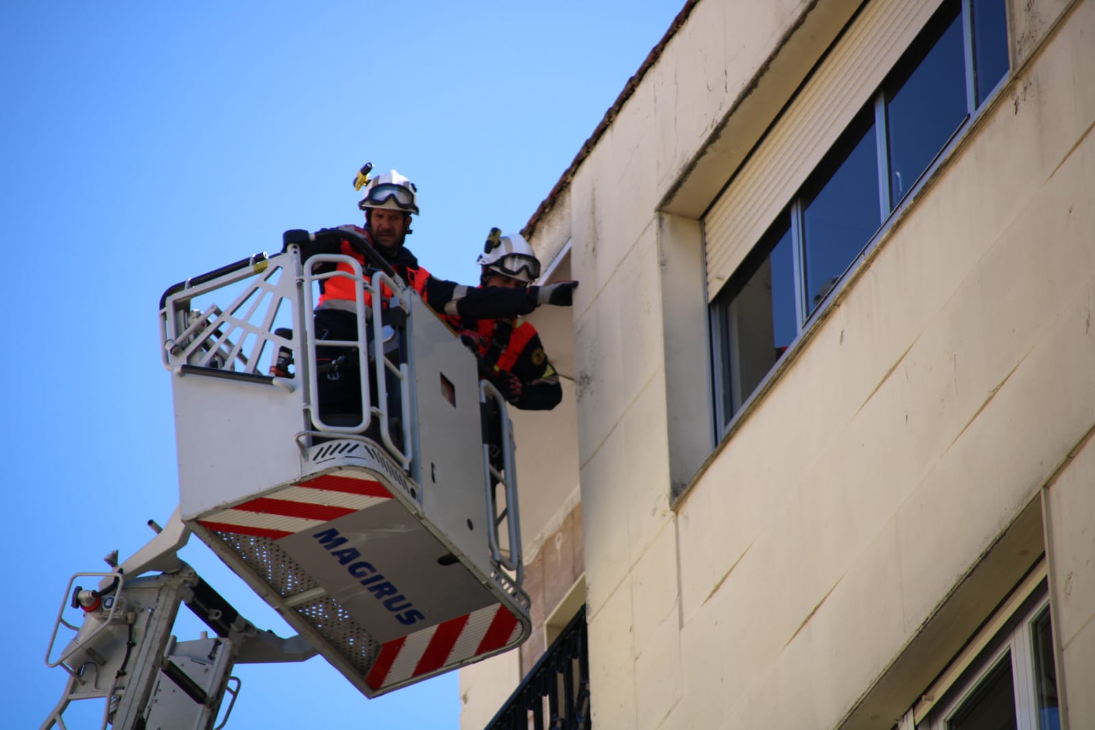 Los bomberos actúan por el desprendimiento de fachada en la calle Álvaro Gil