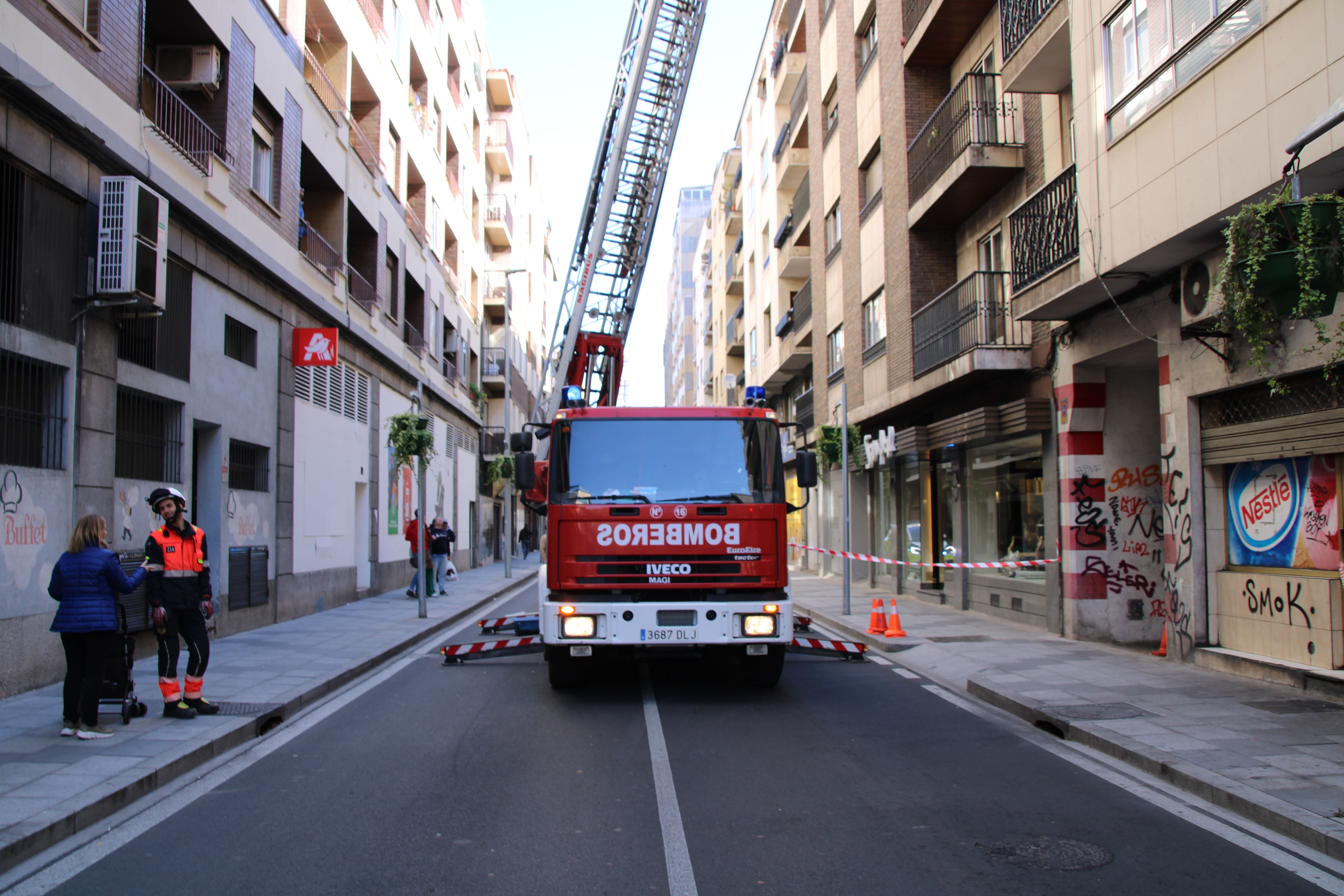 Bomberos comprueban la fachada de un edificio en Álvaro Gil (13)