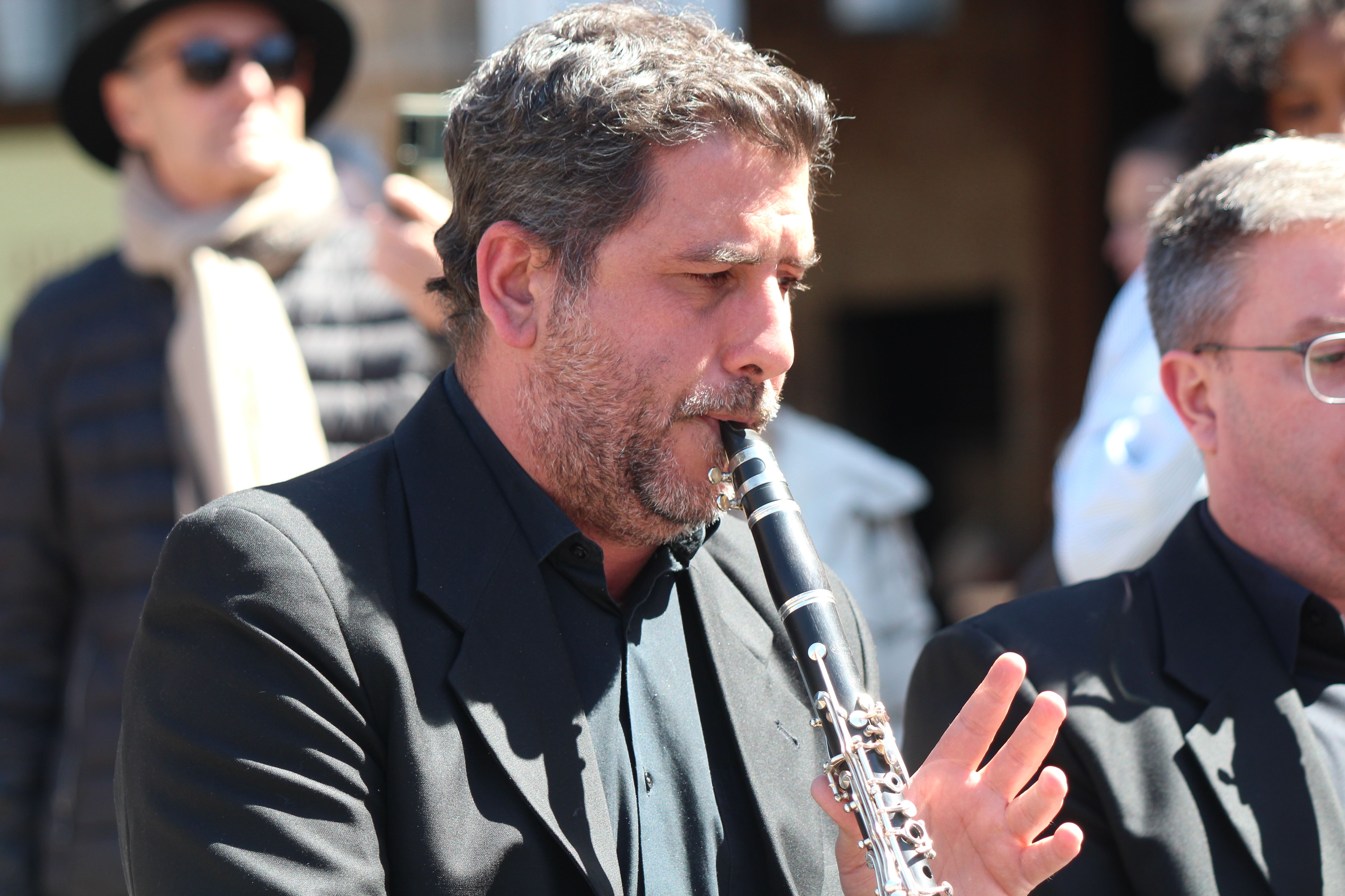  La Banda Municipal de Música, dirigida por Mario Vercher Grau, ofrece en la Plaza Mayor un concierto.