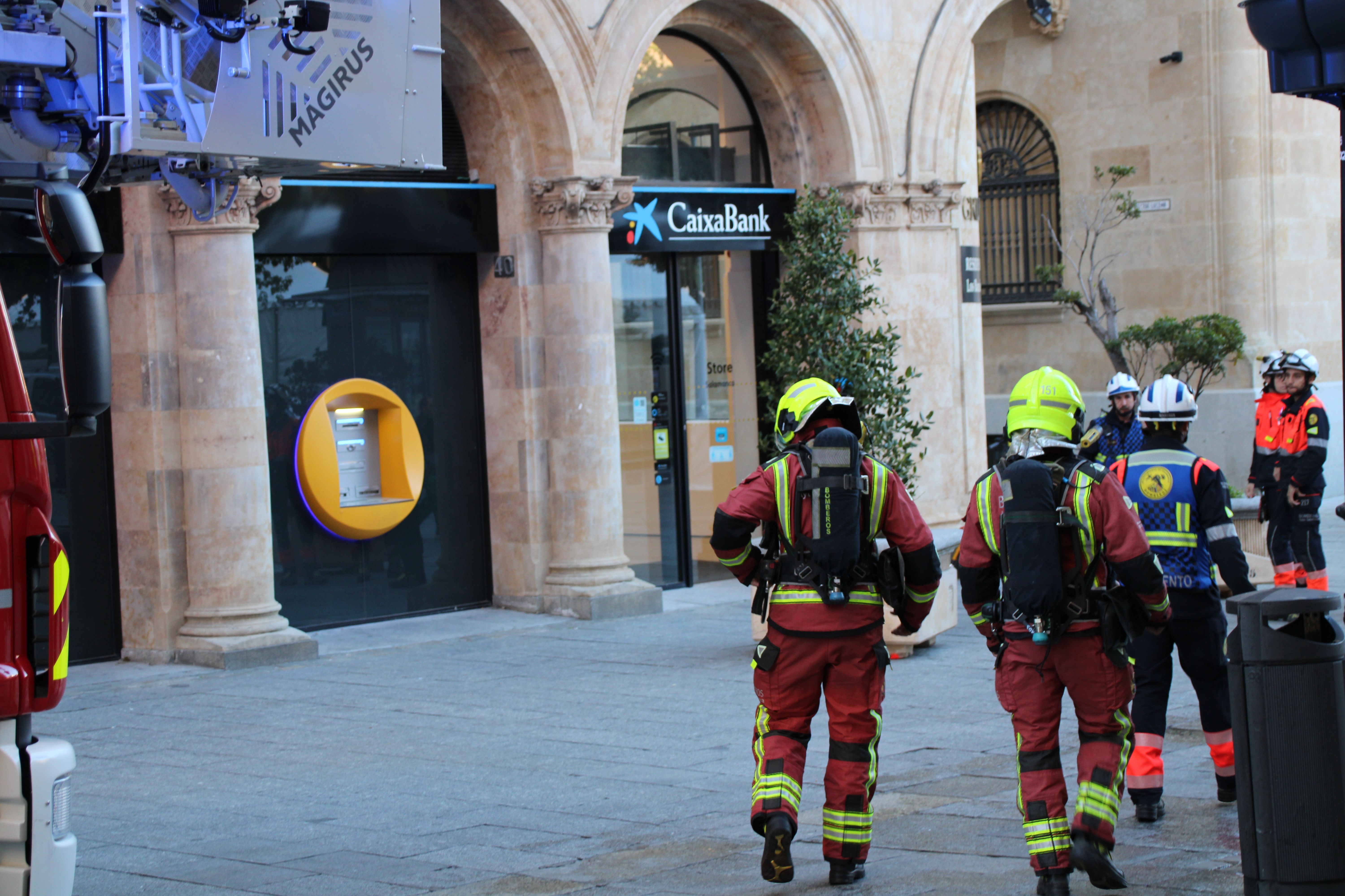 Bomberos y Policía Local trabajan en el desalojo de una oficina bancaria de CaixaBank en la calle Zamora (5)