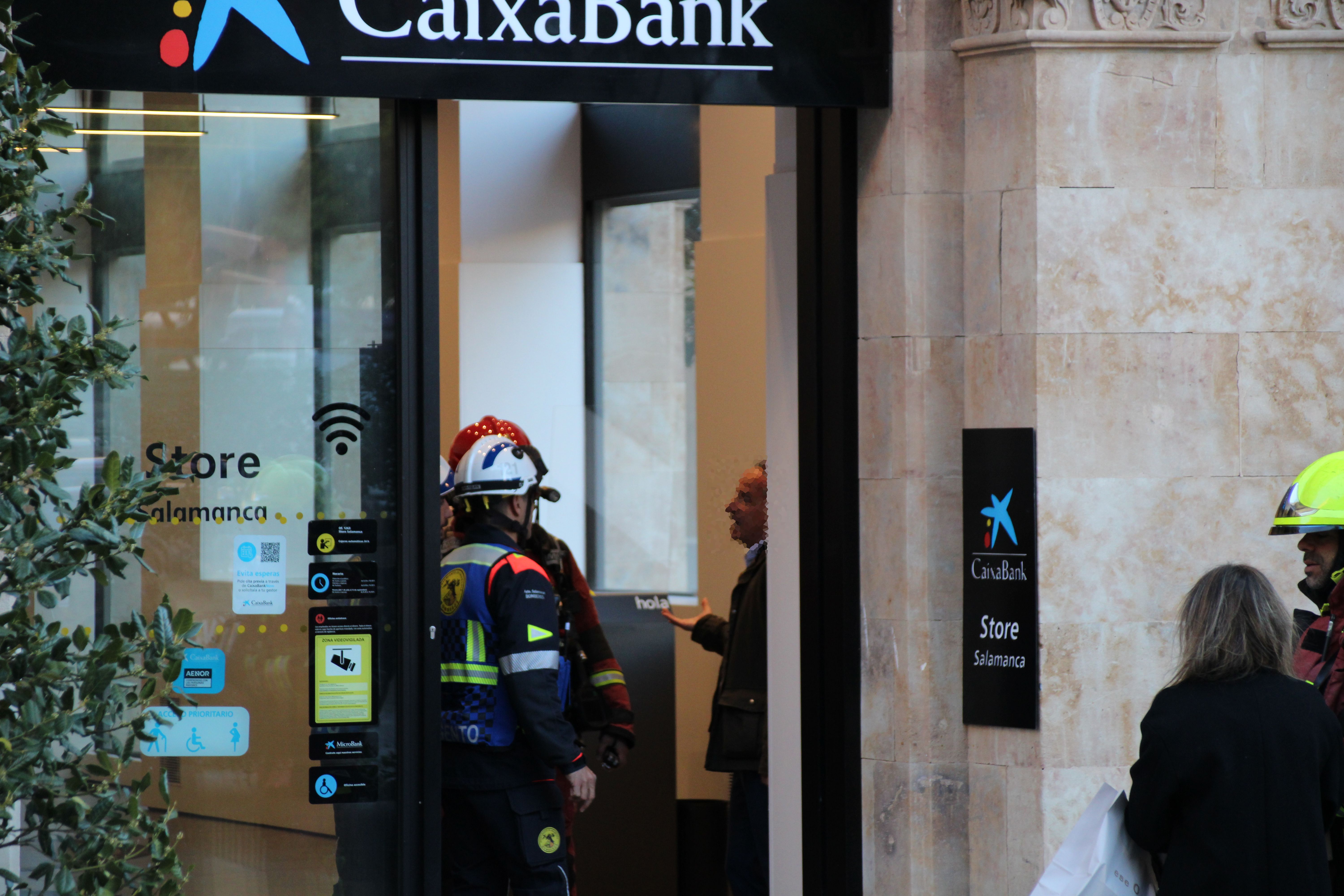 Bomberos y Policía Local trabajan en el desalojo de una oficina bancaria de CaixaBank en la calle Zamora (22)