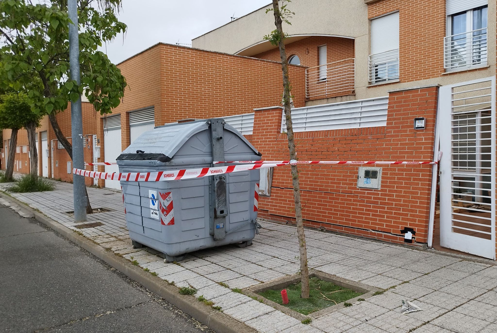 GALERÍA | Los Bomberos acuden a Chamberí a reforzar el muro de un chalet derrumbado por un camión de la basura