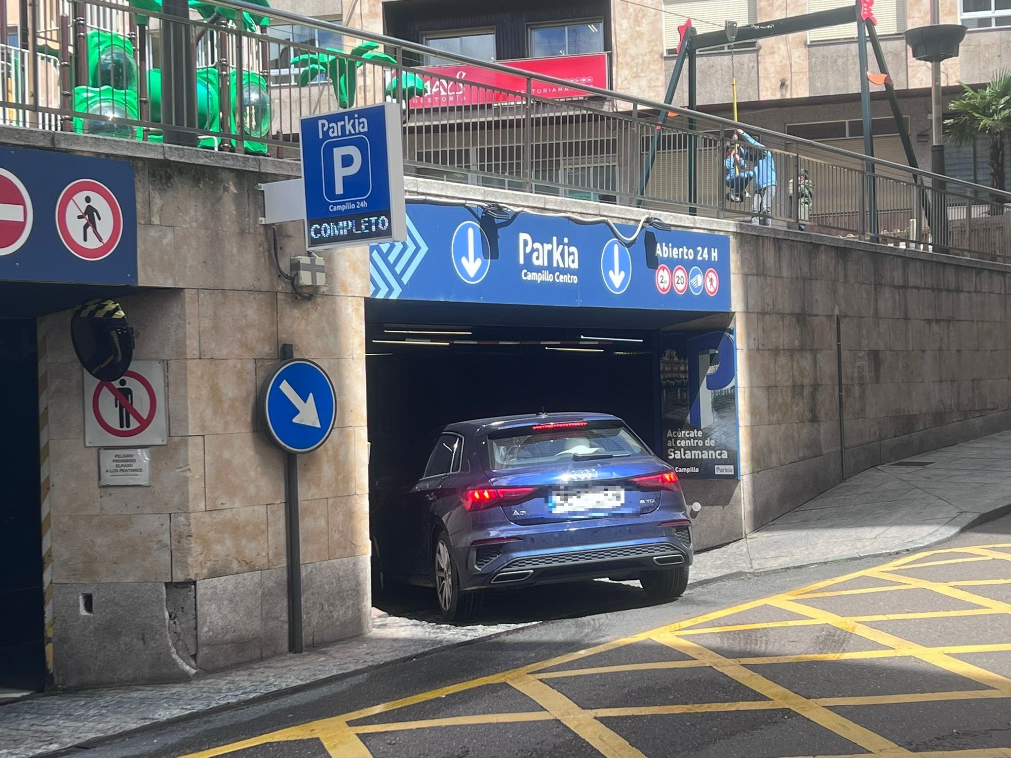 Largas colas en los aparcamientos de Salamanca capital por el puente del 1 de mayo. Fotos S24H (3)