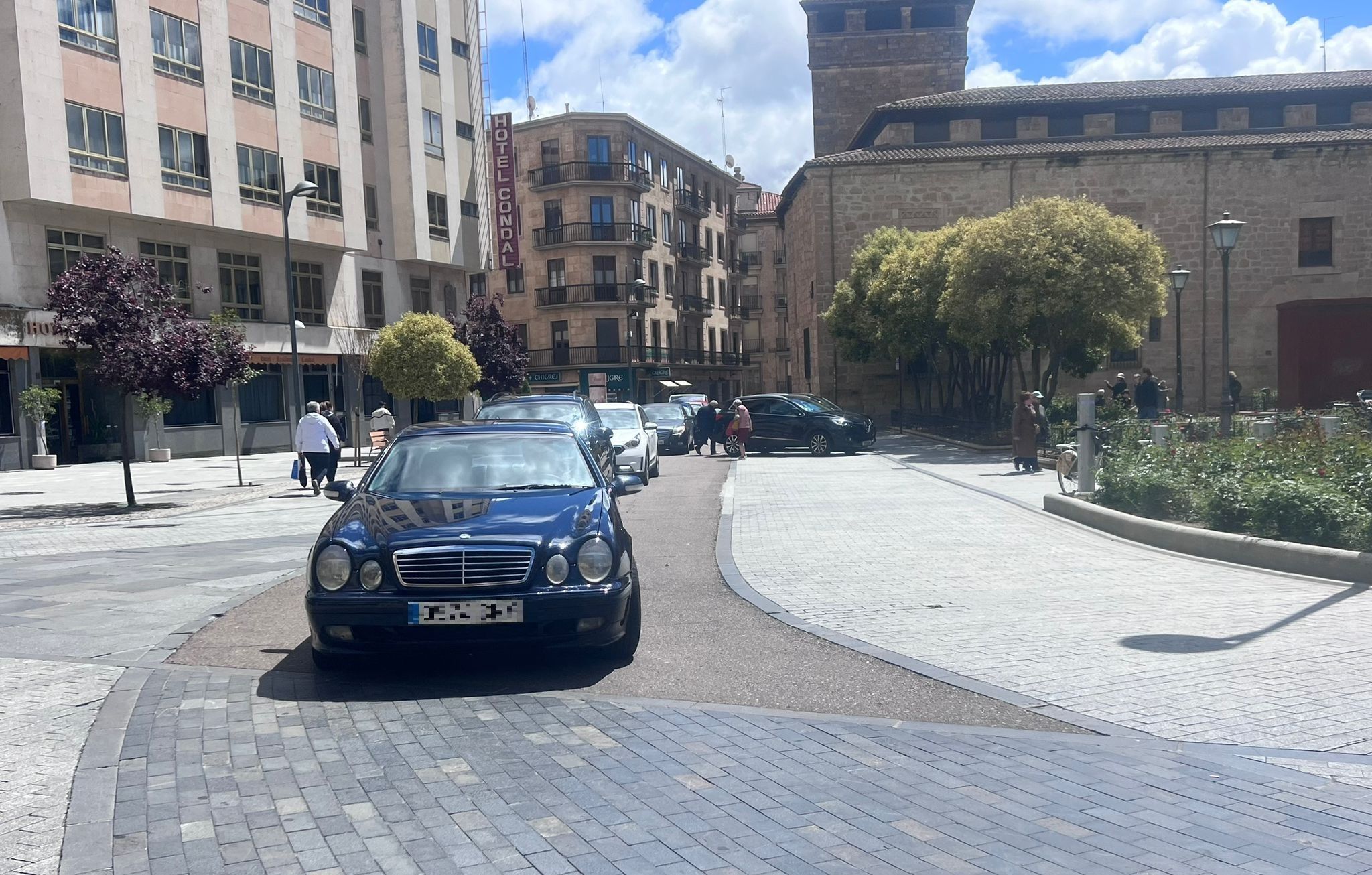 Largas colas en los aparcamientos de Salamanca capital por el puente del 1 de mayo. Fotos S24H 