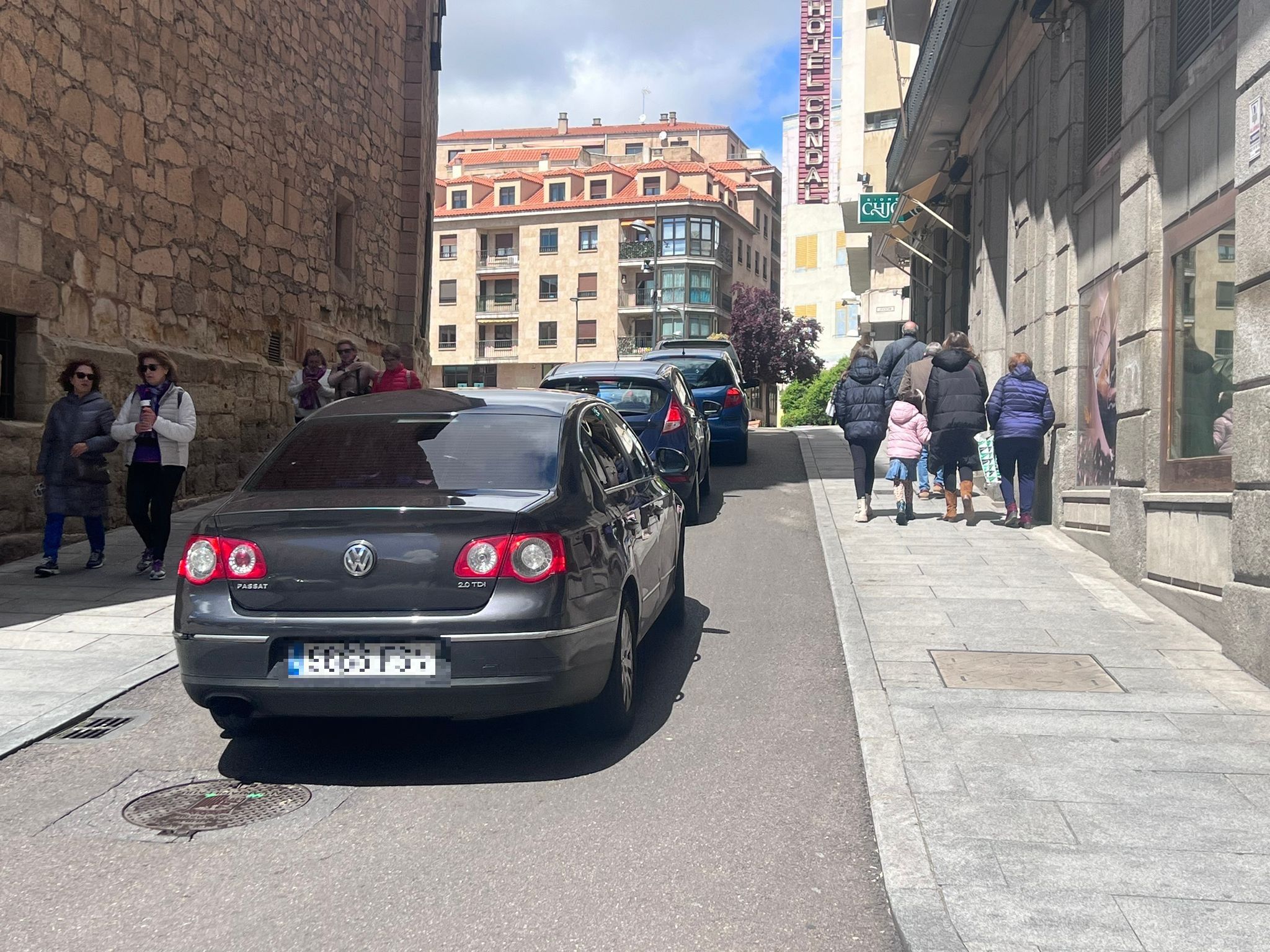 Largas colas en los aparcamientos de Salamanca capital por el puente del 1 de mayo. Fotos S24H