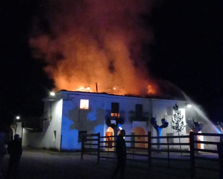 Una vivienda en llamas en Águeda moviliza a vecinos y bomberos voluntarios de Ciudad Rodrigo 