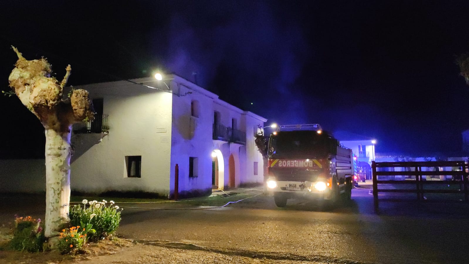Una vivienda en llamas en Águeda moviliza a vecinos y bomberos voluntarios de Ciudad Rodrigo 