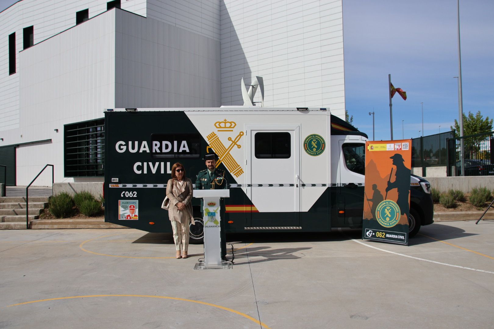 horas.Guardia Civil de Salamanca presenta la nueva oficina móvil de atención a la ciudadanía