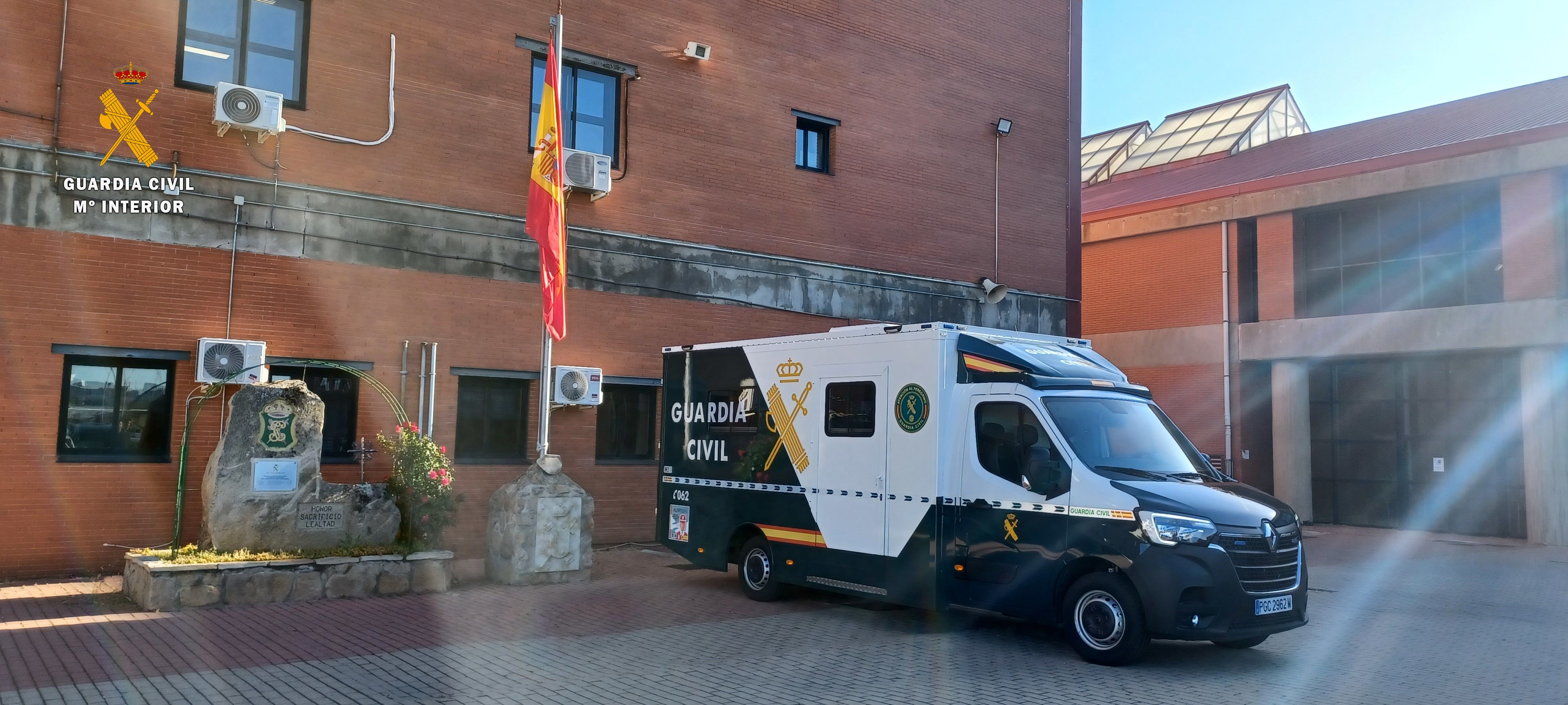 La Guardia Civil de Salamanca presenta la nueva oficina móvil de atención a la ciudadanía