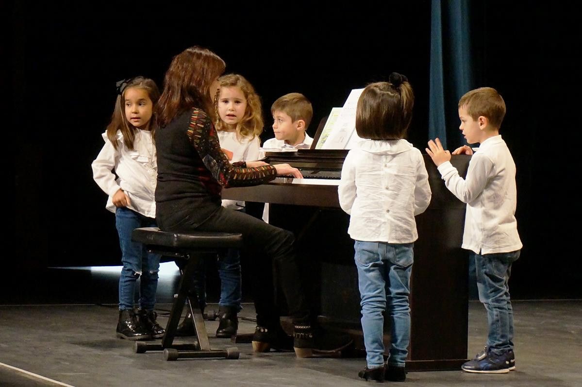  Concierto de Navidad en la Escuela Municipal de Musica de Villares (7) 