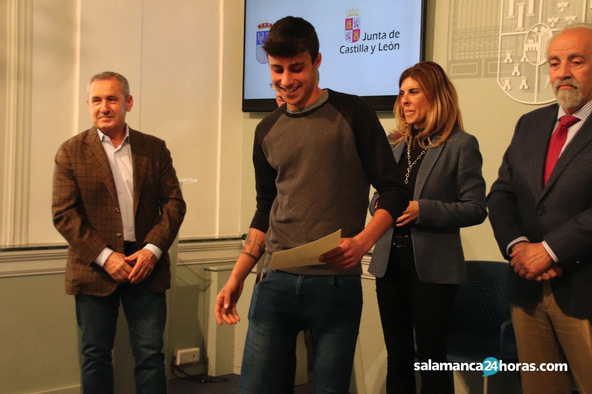  Javier Iglesias entrega diplomas a los participantes en las Acciones de Formación y Empleo23 