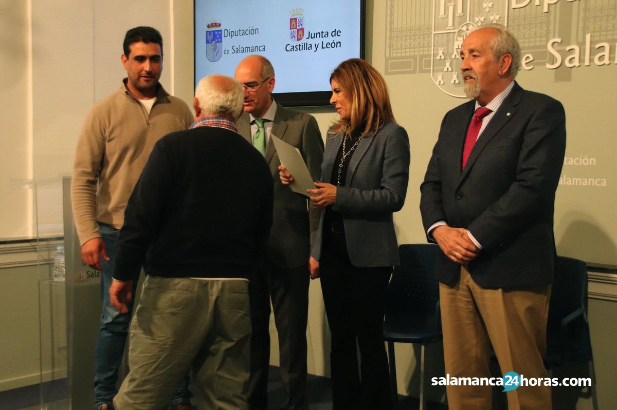  Javier Iglesias entrega diplomas a los participantes en las Acciones de Formación y Empleo31 