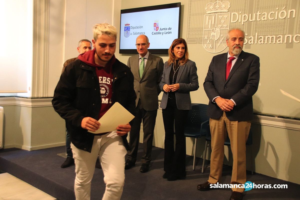  Javier Iglesias entrega diplomas a los participantes en las Acciones de Formación y Empleo18 