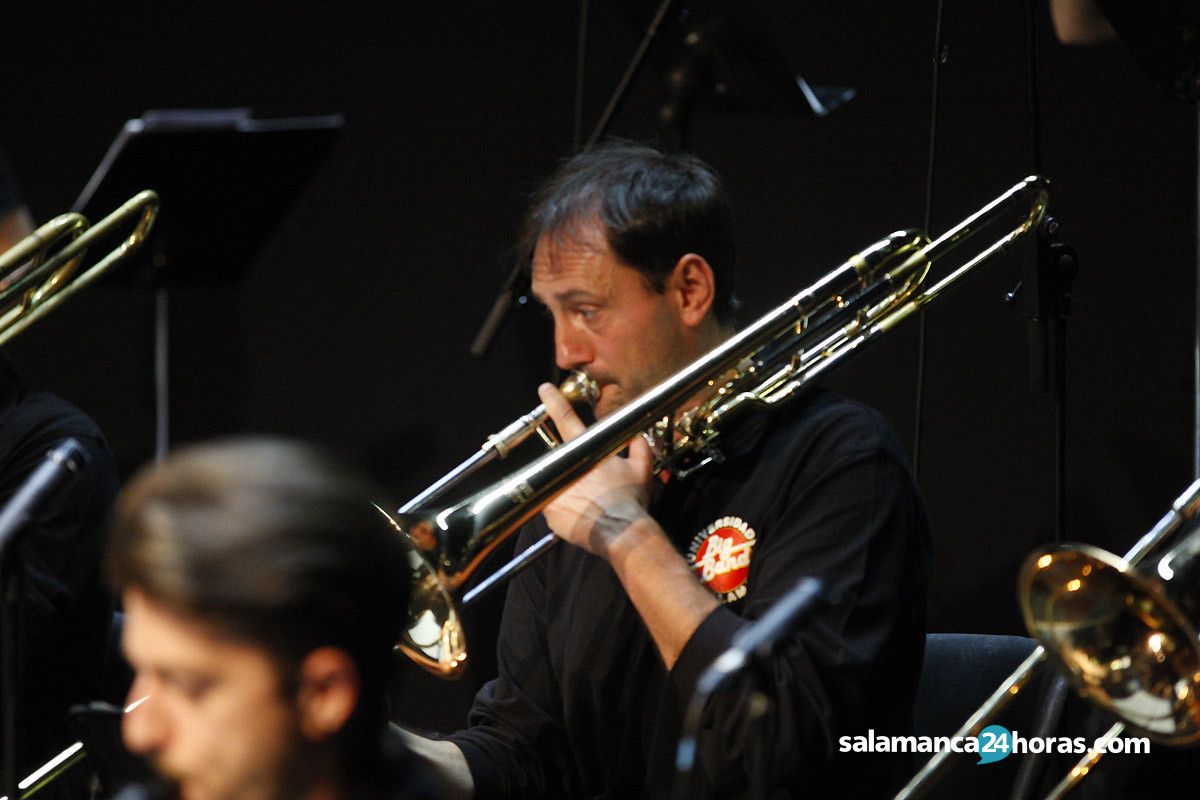 Big Band de la USAL con el saxo tenor Abrahan de Román (23) 