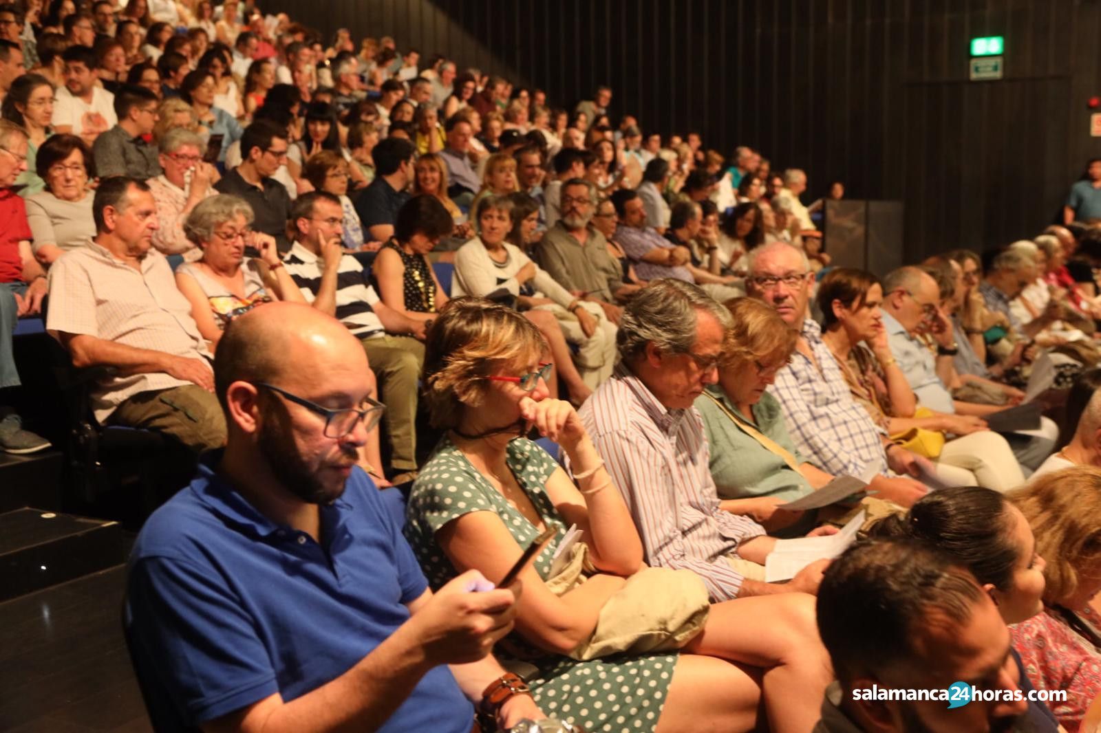 Público en el Juan del Enzina viendo una obra de Atalaya Teatro