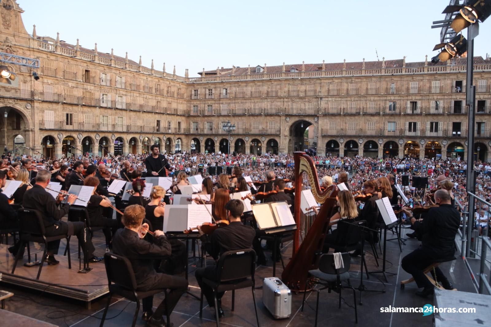  Concierto de la Orquesta Sinfónica de Castilla y León en la Plaza Mayor (9) 