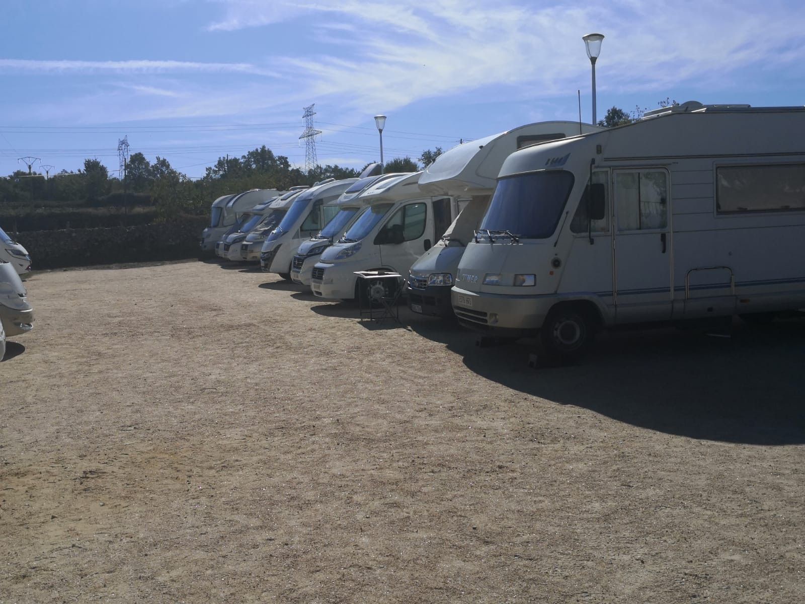  Parking de caravanas en Mieza (2) 