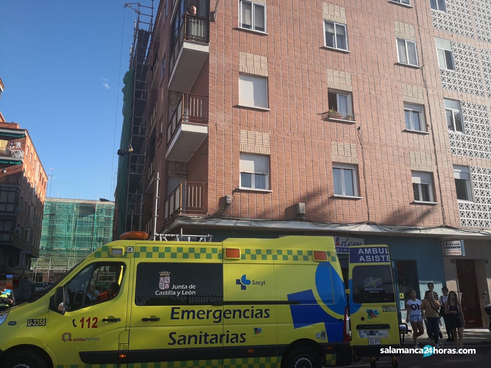 Hombre cae de un andamio en la calle La Alberca (2)