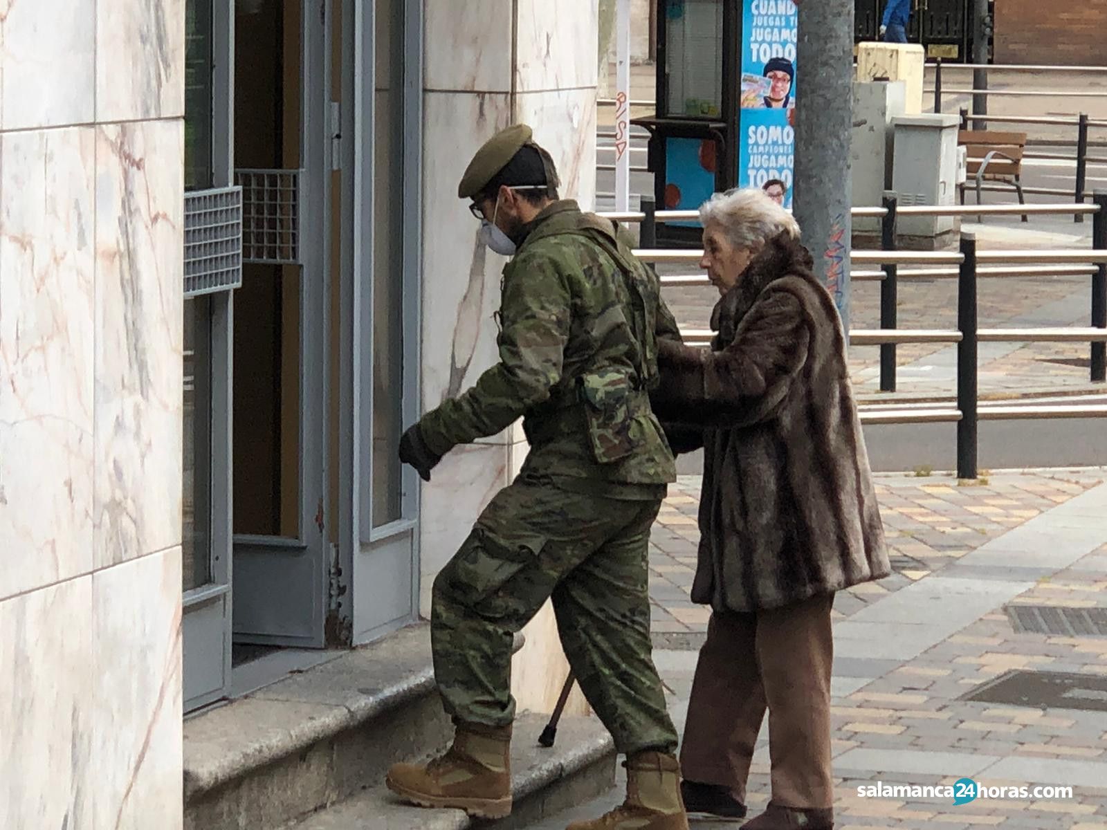  Militares ayudando a una abuela 9 